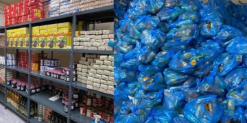 Ξεκίνησε στην αρχή της εβδομάδας και είναι σε εξέλιξη, τηρώντας όλα τα μέτρα προστασίας που επιβάλλουν οι συνθήκες, η διανομή τροφίμων από το Κοινωνικό Παντοπωλείο του Δήμου Δελφών, υπό την εποπτεία του αρμοδίου Τμήματος Πρόνοιας, ενισχύοντας το εορταστικό τραπέζι περισσότερων από 250 οικογενειών. Πιο συγκεκριμένα, το κάθε πακέτο περιλαμβάνει προϊόντα τα οποία προήλθαν από χορηγίες επιχειρήσεων της περιοχής (πχ τρόφιμα μακράς διάρκειας, λάδι, μέλι, χοιρινό κρέας, αναψυκτικά κλπ). Η διανομή πραγματοποιείται από τους εργαζόμενους στο «Βοήθεια στο Σπίτι», καθώς και υπαλλήλους του Δήμου, και ξεκίνησε από της Δημοτικές Ενότητες Γραβιάς, Πολυδρόσου και Καλλιέων, για να συνεχιστεί ακολούθως σε εκείνες του Γαλαξιδίου και της Άμφισσας, και να ολοκληρωθεί αύριο Παρασκευή 18 Δεκεμβρίου στη Δ.Ε. Ιτέας. Το σύνολο των οικογενειών που θα παραλάβουν την εν λόγω ενίσχυση αποτελούν εγγεγραμμένους δικαιούχους του Κοινωνικού Παντοπωλείου. Ο αρμόδια Αντιδήμαρχος του Αυτοτελούς τμήματος Κοινωνικής Προστασίας, Αλληλεγγύης και Δημόσιας Υγείας του Δήμου Δελφών, κ. Χρύσα Σεγκούνη, με αφορμή τη δράση, και αφού ευχαριστεί της εταιρείες χορηγούς των προϊόντων, δήλωσε: «Ο Δήμος Δελφών, στο πλαίσιο των αρμοδιοτήτων του, πραγματοποιεί τη συγκεκριμένη δράση ενισχύοντας το γιορτινό τραπέζι οικογενειών της περιοχής μας. Ενταγμένη στο γενικότερο πνεύμα προσφοράς και αλληλεγγύης που ο Δήμος οφείλει και έχει ψηλά στην ιεράρχηση των πρωτοβουλιών του, και σε συνέχεια των όσων το Κοινωνικό Παντοπωλείο πράττει σε όλη τη διάρκεια του έτους, η διανομή τροφίμων έρχεται να παράσχει μία μικρή αλλά σημαντική βοήθεια σε συμπολίτες μας που έχουν ανάγκη. Με διακριτικότητα και σεβασμό στον καθένα από αυτούς ξεχωριστεί ο Δήμος δηλώνει παρών επιτελώντας ένας από τους πλέον σημαντικούς του ρόλους. Εύχομαι καλές γιορτές σε όλες και όλους».