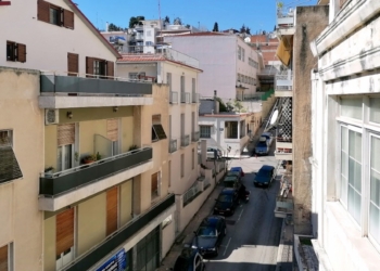 Έκλεψε λεφτά και χρυσαφικά από σπίτι στη Λαμία και αναζητείται…