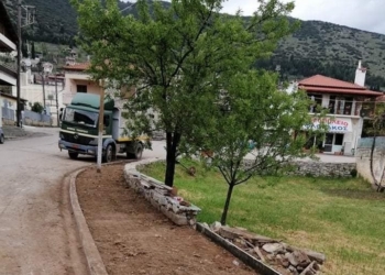 Εργασίες κατασκευής πεζοδρομίων στην Αμφίκλεια