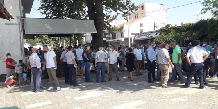 Συγκέντρωση διαμαρτυρίας για το κλείσιμο της Τράπεζας Πειραιώς στην Αλίαρτο