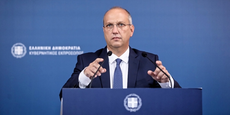 Την Τρίτη ανακοινώνεται το σχέδιο για τους ανεμβολίαστους