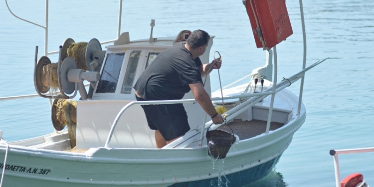 Υπεγράφη η ΚΥΑ για τα πιστοποιητικά αργίας αλιευτικών πλοίων