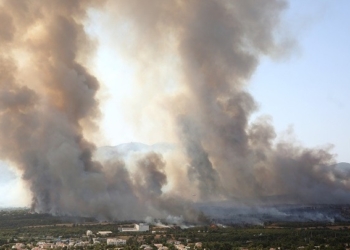 Αναφορές για εγκλωβισμένους στην Βαρυμπόμπη – Εκκενώνονται οι Θρακομακεδόνες