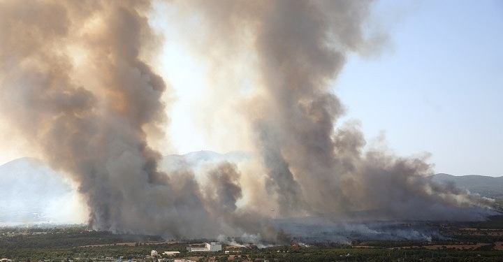 Αναφορές για εγκλωβισμένους στην Βαρυμπόμπη – Εκκενώνονται οι Θρακομακεδόνες
