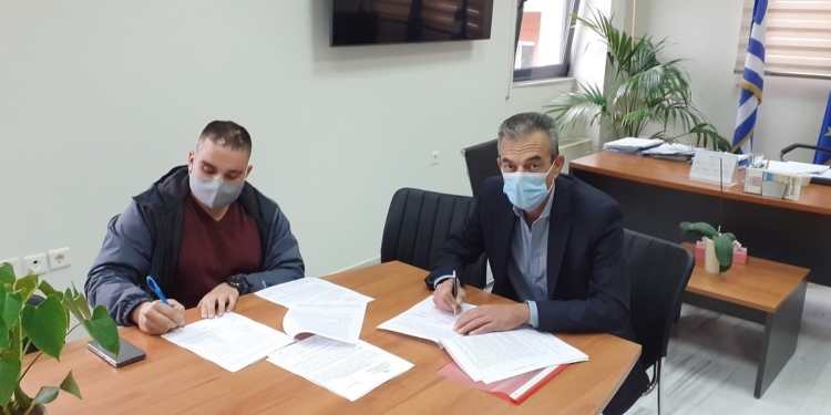 Υπογραφή της σύμβασης για την ανάπλαση της πλατείας στον Ελεώνα