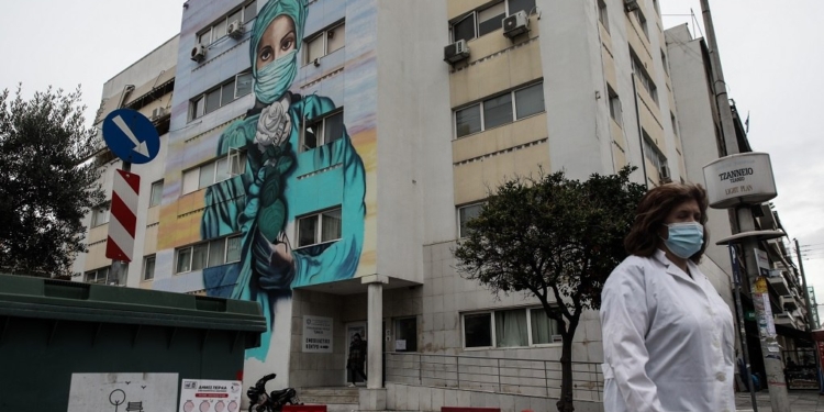 108 οι νεκροί σήμερα και στο βάθος Όμικρον 2