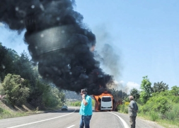 Πυρκαγιά σε τουριστικό λεωφορείο στο Μπράλο!
