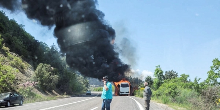Πυρκαγιά σε τουριστικό λεωφορείο στο Μπράλο!
