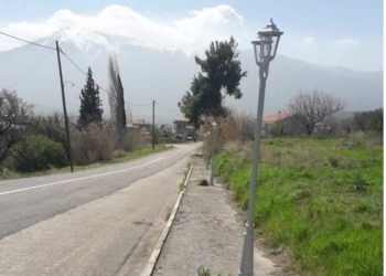 Φωτιστικά σώματα στις εισόδους των Κοινοτήτων Ζελίου, και Μοδίου