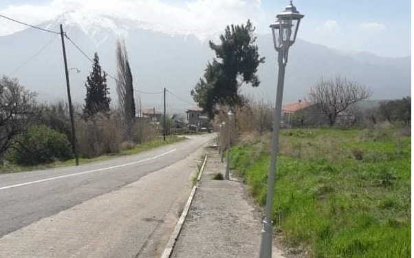 Φωτιστικά σώματα στις εισόδους των Κοινοτήτων Ζελίου, και Μοδίου