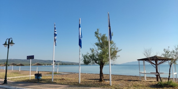 Από σήμερα κυματίζουν τρεις γαλάζιες σημαίες στο δήμο Λοκρών