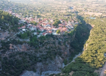 Εναέριο “ταξίδι” στη Βελίτσα και το υπέροχο φαράγγι της! (Video drone)