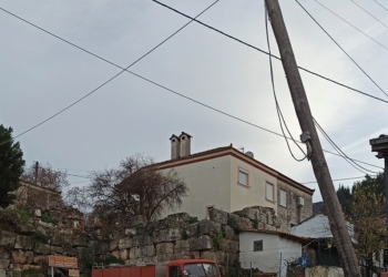 Κολώνα έτοιμη να πέσει στην Τιθορέα