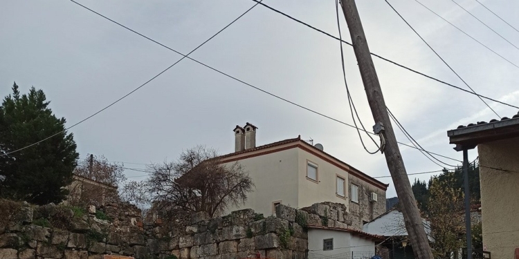 Κολώνα έτοιμη να πέσει στην Τιθορέα