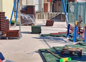 Τοποθέτηση ελαστικού δαπέδου ασφαλείας στο Νηπιαγωγείο Αμφίκλειας