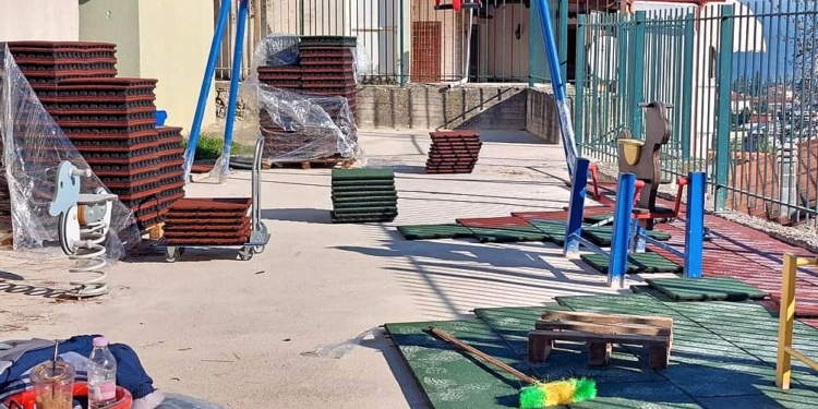 Τοποθέτηση ελαστικού δαπέδου ασφαλείας στο Νηπιαγωγείο Αμφίκλειας