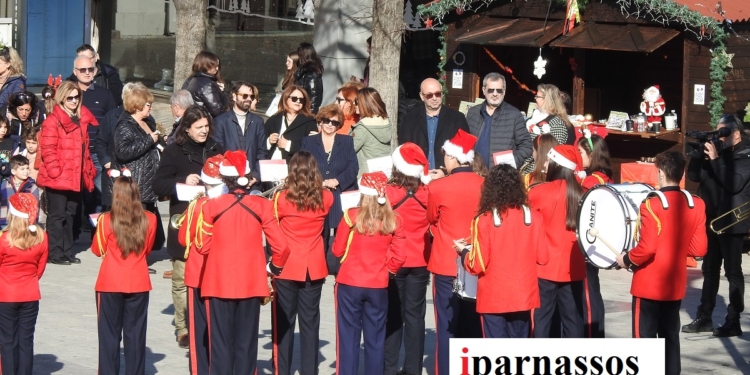 Παραμονή Χριστουγέννων σφύζει η Λιβαδειά απο κόσμο (Video-Photo)