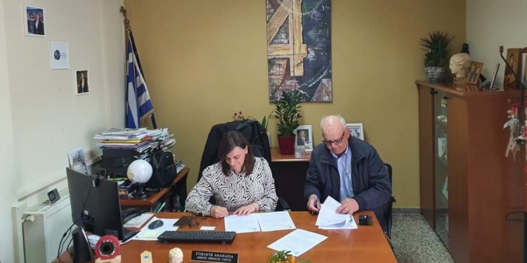 Υπογραφή σύμβασης για δύο έργα αθλητισμού στον Δήμο Αμφίκλειας – Ελάτειας