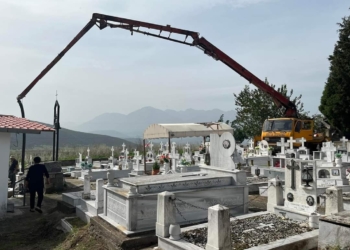 Εργασίες τσιμεντόστρωσης στο Κοιμητήριο Σφάκας