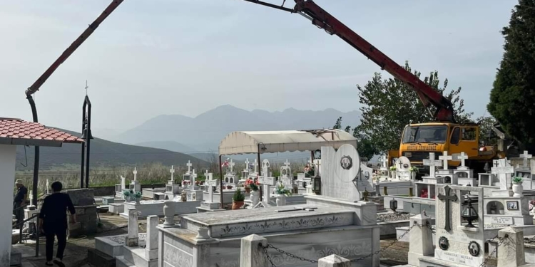 Εργασίες τσιμεντόστρωσης στο Κοιμητήριο Σφάκας