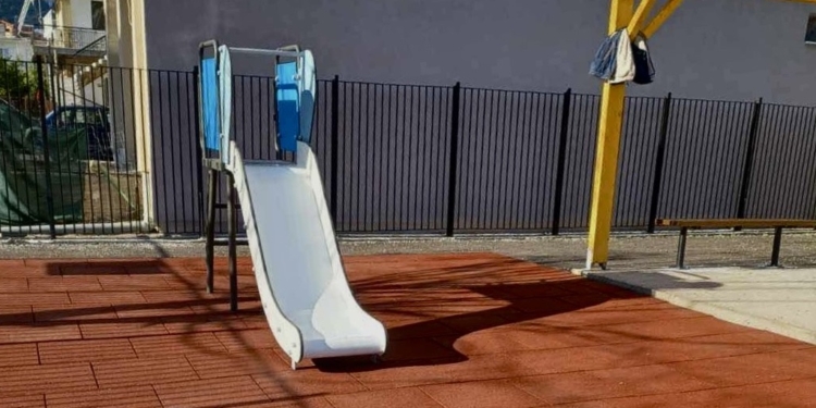 Νέες ασφαλείς υποδομές για τα παιδιά στο προαύλιο του 1ου Νηπιαγωγείου Άμφισσας