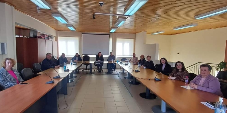 Συνάντηση εργασίας με τον Διευθυντή Α’ Βάθμιας Εκπαίδευσης στο Δημαρχείο Κάτω Τιθορέας