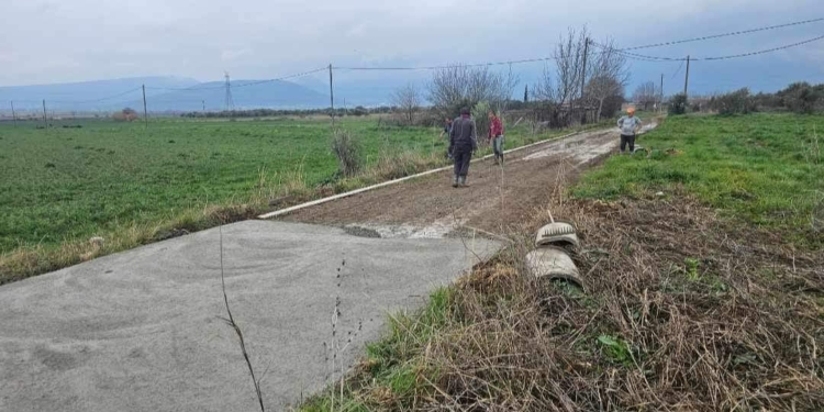 Ξεκίνησαν οι εργασίες τσιμεντόστρωσης αγροτικού δρόμου στην Ελάτεια 