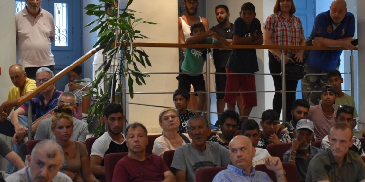 Σε κλίμα συναίνεσης μεταξύ Δήμου και Ρομά η συνεδρίαση του Δημοτικού Συμβουλίου