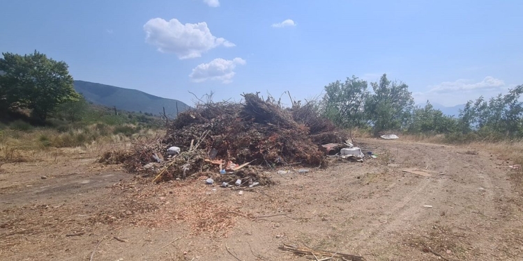 Κώδωνας κινδύνου πυρκαγιάς στην αυτοσχέδια χωματερή του Μπράλου