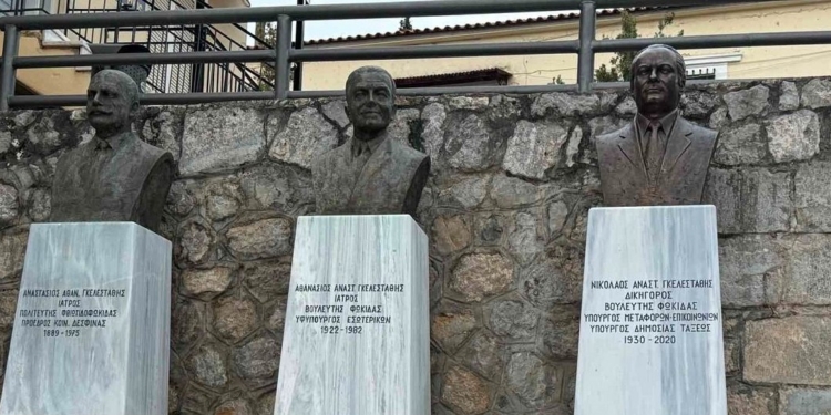 Ο Δήμαρχος Δελφών κ. Παναγιώτης Ταγκαλής στα αποκαλυπτήρια της προτομής του Νικόλαου Γκελεστάθη