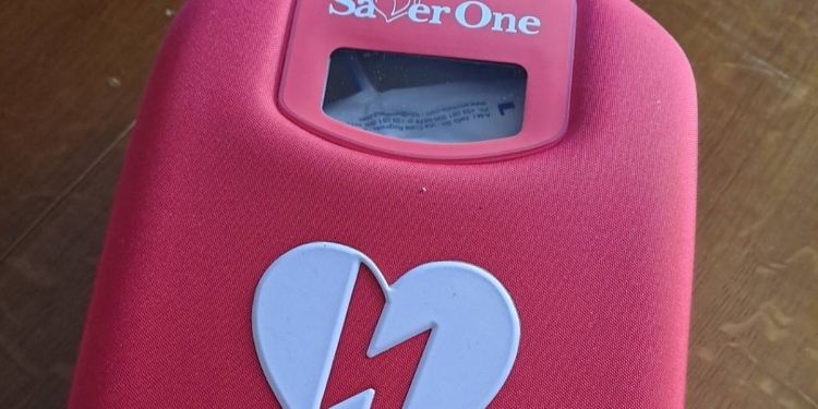 Ευχαριστίες για προσφορά ενός απινιδωτή από τον Λαογραφικό Αμφίκλειας