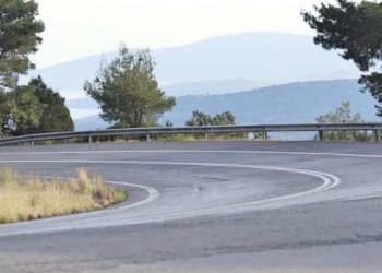Από Δίστομο η κυκλοφορία λόγω πτώσης βράχου στους Δελφούς