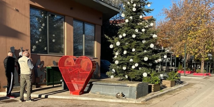 Κόκκινες καρδιές ανακύκλωσης τοποθετήθηκαν στον Δήμο Αμφίκλειας – Ελάτειας