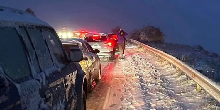 ΕΛ.ΑΣ: Σε ηλεκτρικά αυτοκίνητα οφείλεται το χάος στην Αράχωβα