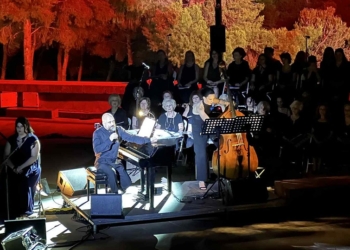 Μια συγκλονιστική βραδιά στο κατάμεστο Θέατρο Φρύνιχος από το Φεστιβάλ Δελφών «Το Λάλον Ύδωρ»