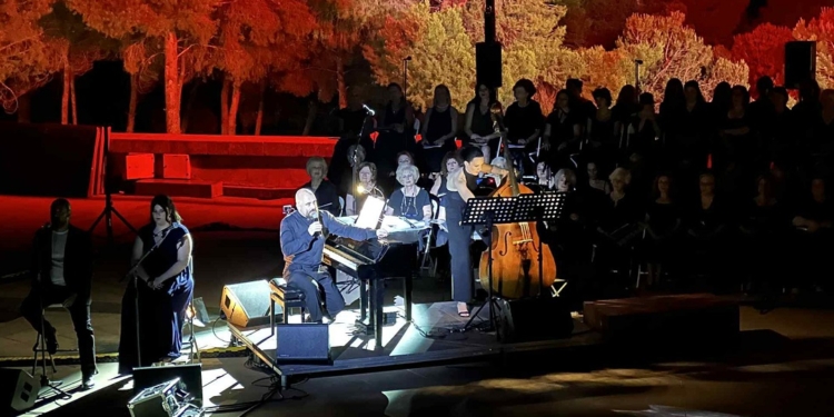 Μια συγκλονιστική βραδιά στο κατάμεστο Θέατρο Φρύνιχος από το Φεστιβάλ Δελφών «Το Λάλον Ύδωρ»