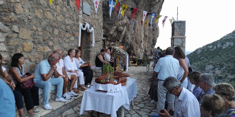 Πανηγυρικός Εσπερινός στον Άγιο Μάμα Διστόμου με πλήθος πιστών και θέα τον Κορινθιακό.