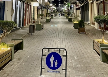 Το εμπορικό κέντρο της Άμφισσας απέκτησε νέο φωτισμό