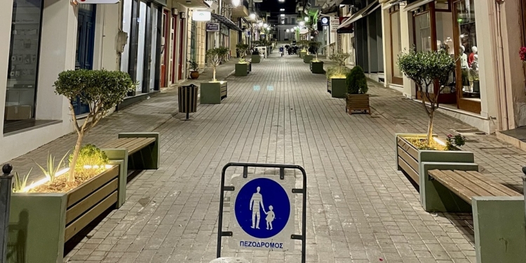 Το εμπορικό κέντρο της Άμφισσας απέκτησε νέο φωτισμό