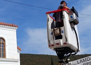Εργασίες τοποθέτησης νέου φωτισμού στο κέντρο της πόλης της Άμφισσας