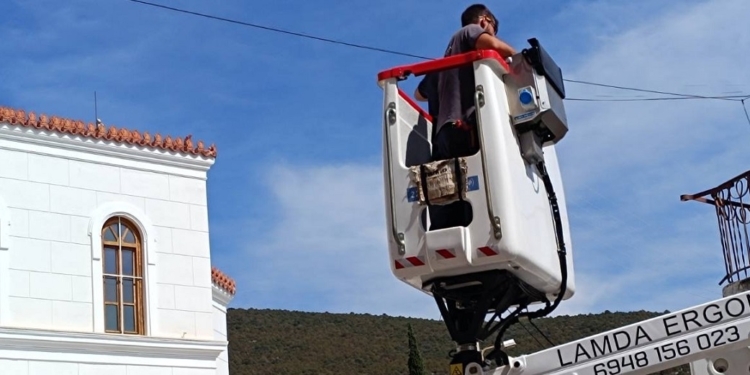 Εργασίες τοποθέτησης νέου φωτισμού στο κέντρο της πόλης της Άμφισσας