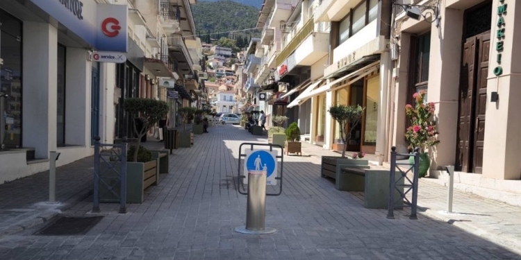 Αυτόματες μπάρες στους πεζοδρόμους της Άμφισσας