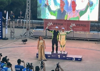 Καρό σημαία τερματισμού στους Δελφούς για το «Ιστορικό Ράλλυ Ακρόπολις»