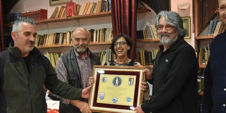 Τιμητική διάκριση στον γιατρό Λουκά Θάνο από την Κοινότητα Πολυδρόσου και τους συλλόγους του χωριού