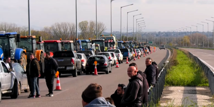 Χριστούγεννα στα μπλόκα: Αμετακίνητοι οι αγρότες, διευκολύνσεις για τους εκδρομείς