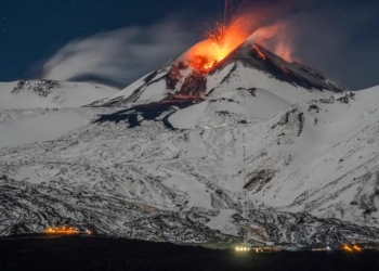 Ξύπνησε η χιονισμένη Αίτνα: Εντυπωσιακό θέαμα από το ηφαίστειο της Σικελίας