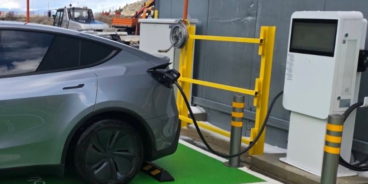 Ο Παρνασσός αλλάζει εποχή: Η πρώτη φόρτιση ηλεκτρικού οχήματος στις χιονισμένες πλαγιές!