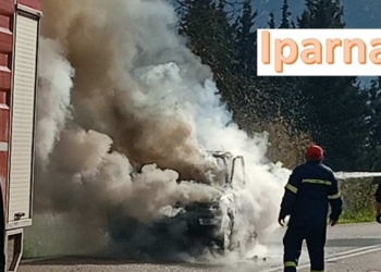 Φωτιά σε ΙΧ μεταξύ Λιλαίας και Μαριολάτας – Πληροφορίες για εγκλωβισμένο άτομο