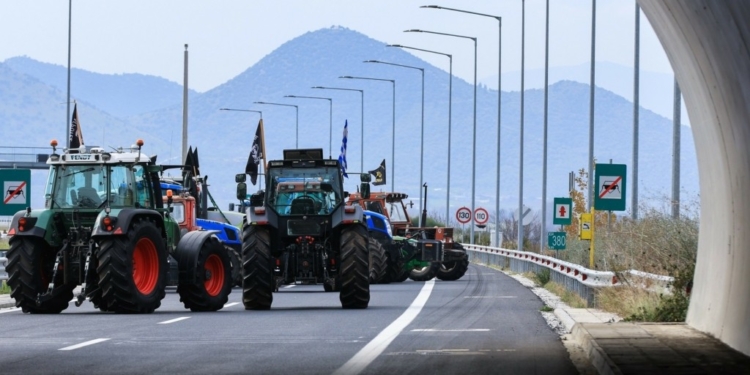 Με εκτροπές η κυκλοφορία στον Α.Θ.Ε. λόγω αγροτικών μπλόκων