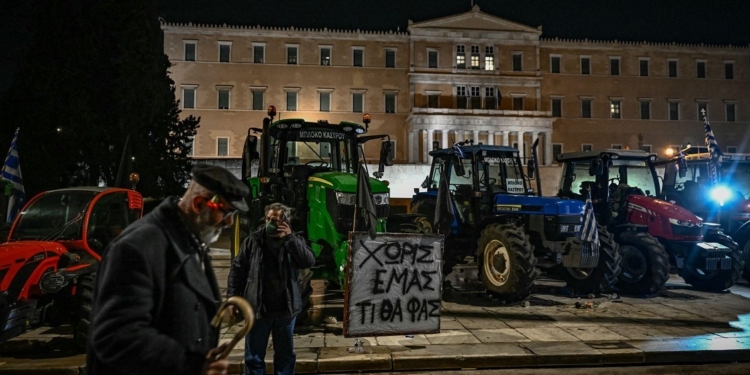 Αγρότες στο Σύνταγμα: Συλλαλητήριο με τρακτέρ έξω από τη Βουλή